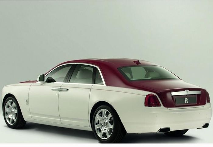Κάτω από το καπό δεσπόζει ένας twin-turbo V12 6,6 λίτρων, που αποδίδει 563 ίππους.